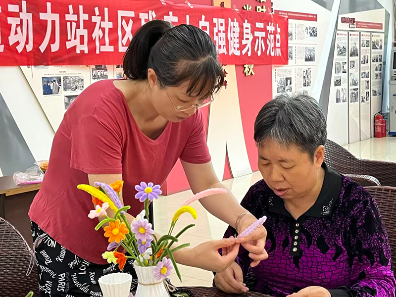 全國科普月里感受傳統(tǒng)技藝魅力 動力站社區(qū)居民巧手制作非遺絨花